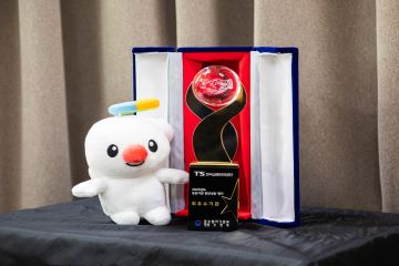 2023년도 공공기관 동반성장 평가 최우수기관 트로피 사진